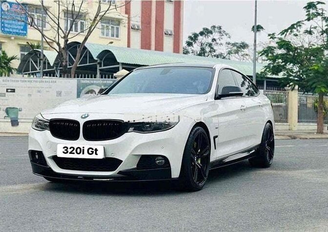 BMW 3 Series 2016 320i GT - 70000 km