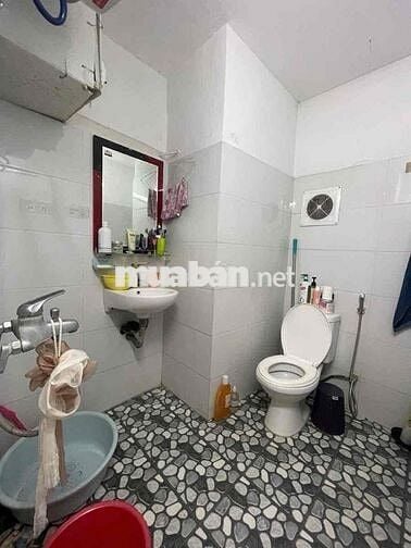 Bán nhà tập thể phố Quỳnh Mai nhà đẹp 2 thoáng oto đỗ chân cầu thang s