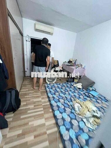 Bán nhà tập thể phố Quỳnh Mai nhà đẹp 2 thoáng oto đỗ chân cầu thang s