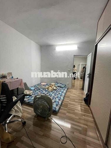 Bán nhà tập thể phố Quỳnh Mai nhà đẹp 2 thoáng oto đỗ chân cầu thang s