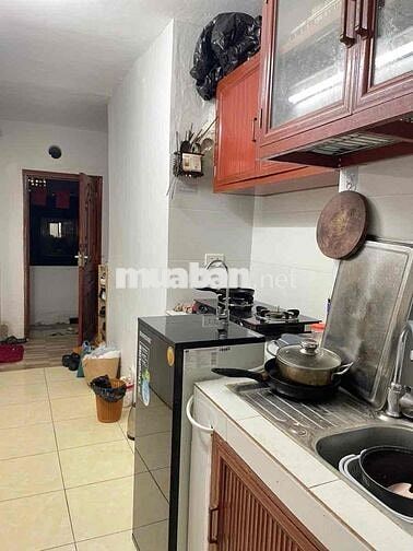 Bán nhà tập thể phố Quỳnh Mai nhà đẹp 2 thoáng oto đỗ chân cầu thang s
