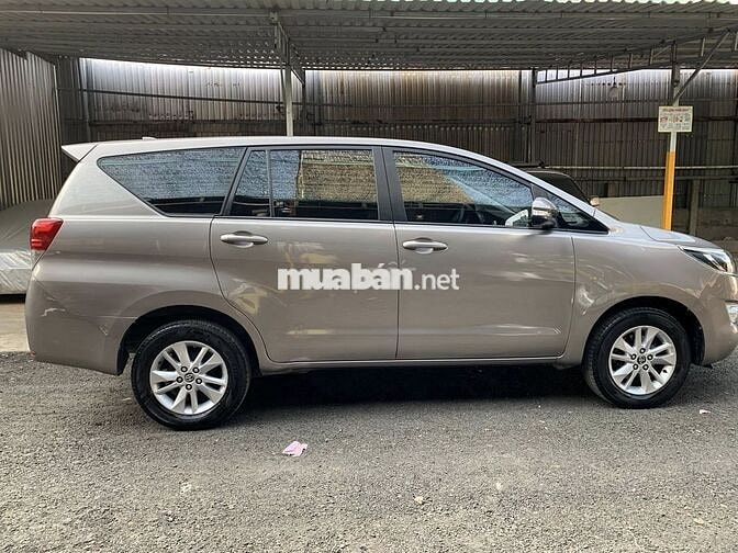 Innova 2.0G 2018 số tự động, màu xám