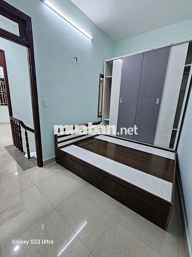 Nhà mới sạch gần kế bên trường GTVT đúc 1lâu2pn sẵn 2maylanh,giường