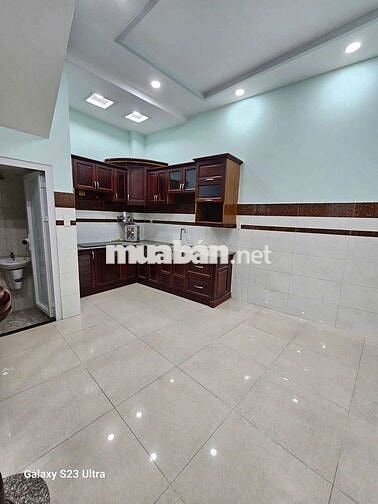Nhà mới sạch gần kế bên trường GTVT đúc 1lâu2pn sẵn 2maylanh,giường