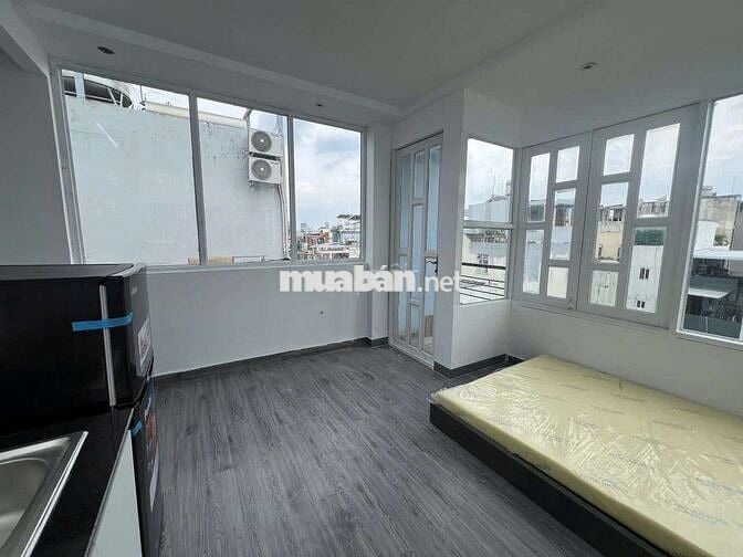 Cho thuê phòng ban công, full nội thất, 35m2, 5.8tr, Nguyễn Gia Trí