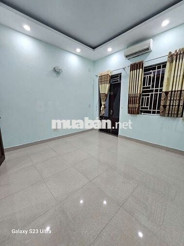 Nhà mới sạch gần kế bên trường GTVT đúc 1lâu2pn sẵn 2maylanh,giường