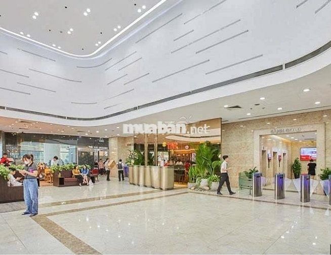 Tòa nhà mới xây góc 2 MT Nguyễn Chí Thanh góc Nguyễn Kim Quận 10.