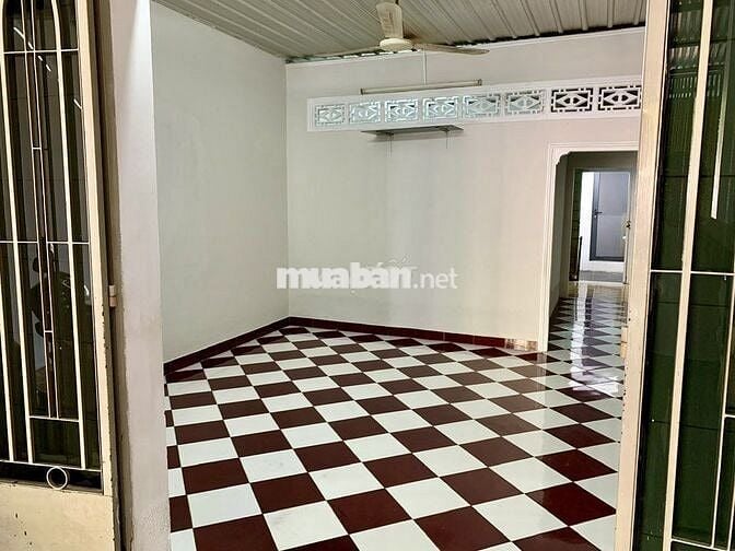 Bán căn nhà gần chợ Đầu Mối Hóc Môn 94,6m2 - SHR - Giá chỉ 990tr