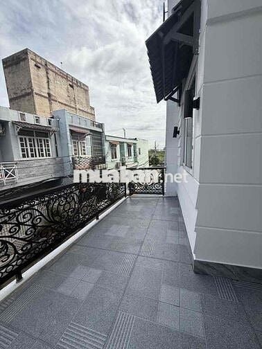 Nhà đẹp mới - 60m2 xe hơi đỗ cửa - cách đường lớn chỉ 50m - nhỉnh 3 ty
