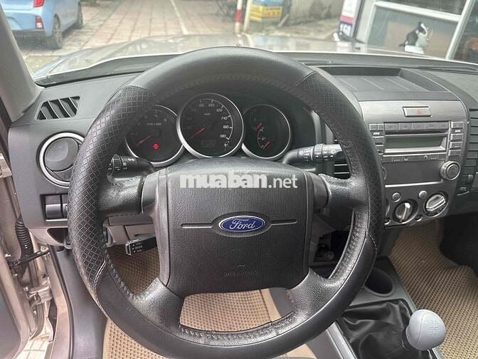 Ford Everest 2015 2.5L 4x2 MT - 110000 km
