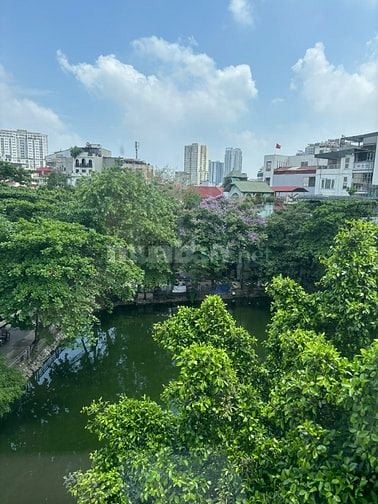 Bán nhà mặt phố Quan Nhân 111m2, cạnh hồ, 3 mặt tiền (2 mặt hồ)