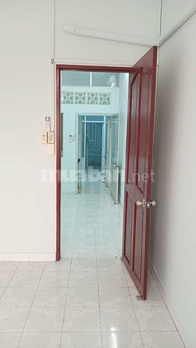 Sát mặt tiền Bình Phú. 1T,1L,1Th. Sân rộng để xe hơi, mới sơn sửa