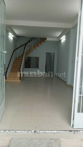 Sát mặt tiền Bình Phú. 1T,1L,1Th. Sân rộng để xe hơi, mới sơn sửa