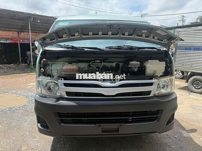 Toyota Hiace phom mới máy dầu tải VAN chạy giờ cấm