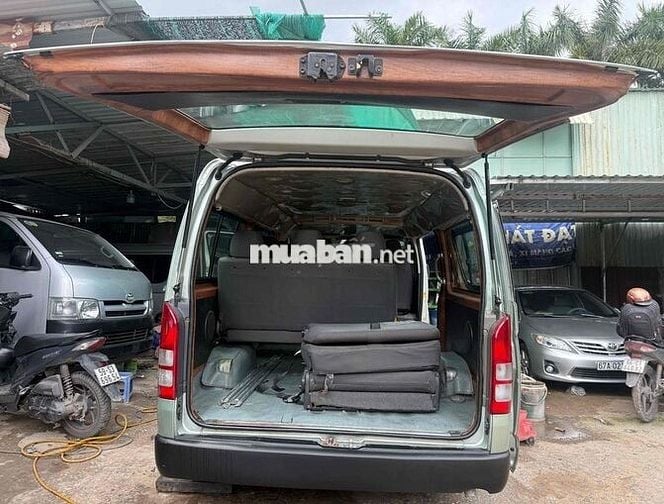 Toyota Hiace phom mới máy dầu tải VAN chạy giờ cấm