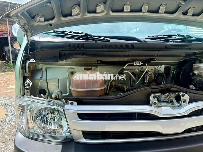 Toyota Hiace phom mới máy dầu tải VAN chạy giờ cấm