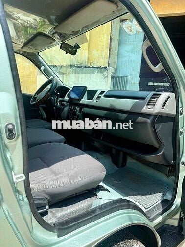 Toyota Hiace phom mới máy dầu tải VAN chạy giờ cấm