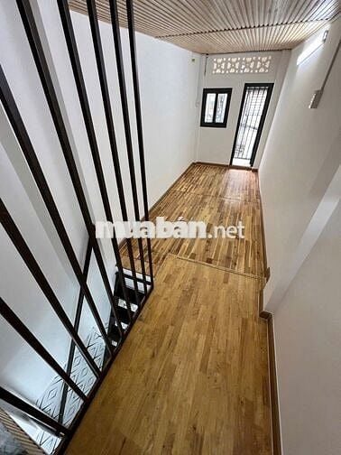 Bán nhà giáp ngã tư bốn xã, 16 m2, nhỉnh 1 tỷ