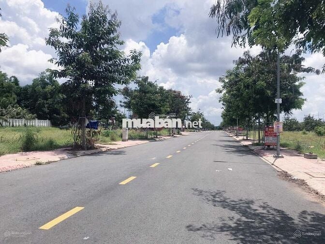 Bán 196 m2 đất, full thổ, Bến Cát, mặt tiền Hùng Vương, sổ hồng riêng.