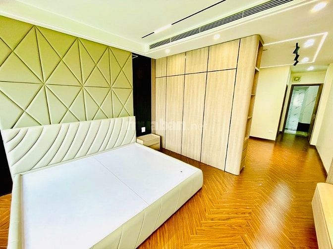 Bán Nhà Mới Tinh NGỌC LÂM 250Tr/ m2 x 7 Tầng - Gara 2 Ô Tô - 2 Thoáng
