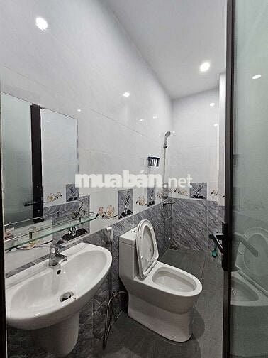 Cho thuê nhà 3 tầng mặt tiền Chi Lăng gần Chợ Cồn