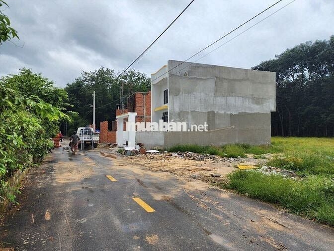 85 m2 đất thổ cư 60m. Sổ hồng sẵn. Chính chủ 100%. Chánh Phú Hòa.