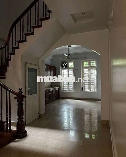 Chính chủ cho thuê nhà 65m² – ngõ 399 Âu Cơ, Tây Hồ.
có 4 phòng ngủ