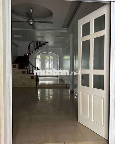 Chính chủ cho thuê nhà 65m² – ngõ 399 Âu Cơ, Tây Hồ.
có 4 phòng ngủ