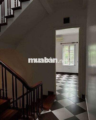 Chính chủ cho thuê nhà 65m² – ngõ 399 Âu Cơ, Tây Hồ.
có 4 phòng ngủ