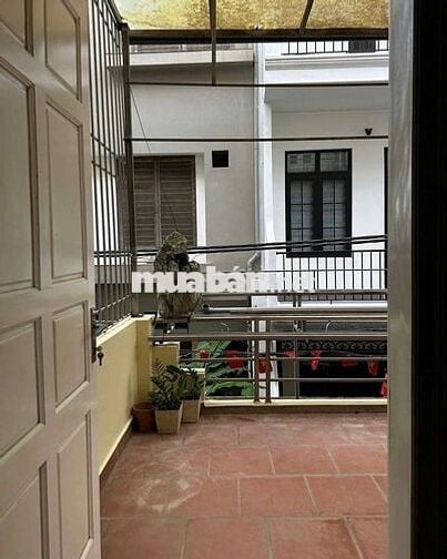 Chính chủ cho thuê nhà 65m² – ngõ 399 Âu Cơ, Tây Hồ.
có 4 phòng ngủ