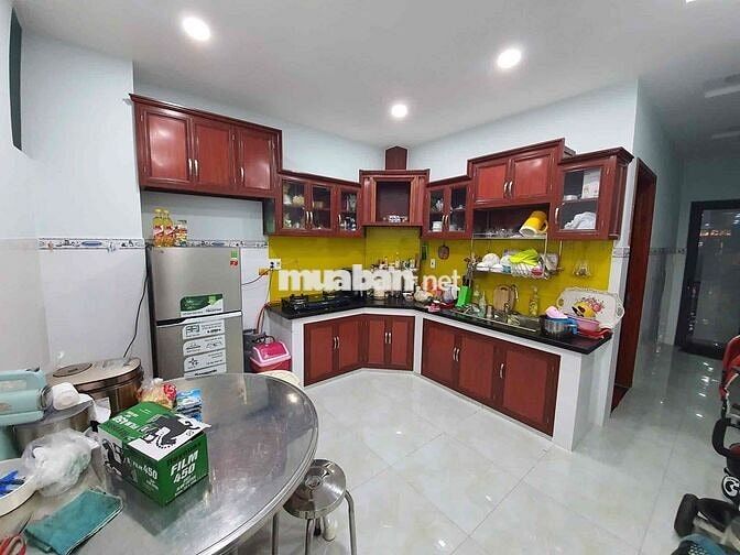 CHÍNH CHỦ CẦN BÁN NHÀ MỚI 1 TRỆT 2 LẦU, VIEW ĐỐI DIỆN CỔNG CHÍNH TRƯỜN