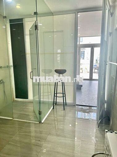 Phòng máy lạnh 27m2, tầng bốn, sân rộng BBQ
