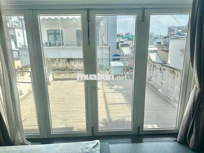 Phòng máy lạnh 27m2, tầng bốn, sân rộng BBQ