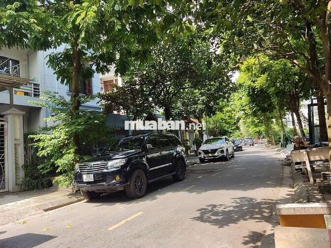 Bán đất Thạch Bàn- phân lô, ô tô tránh, vỉa hè, 2 mặt ngõ gần Aeon