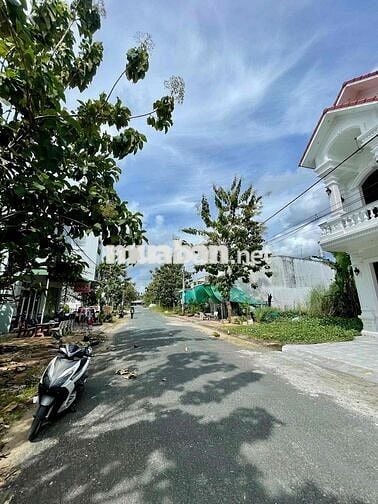 NỀN GẦN MẶT TIỀN NGUYỄN VĂN CỪ HƯỚNG ĐÔNG NAM