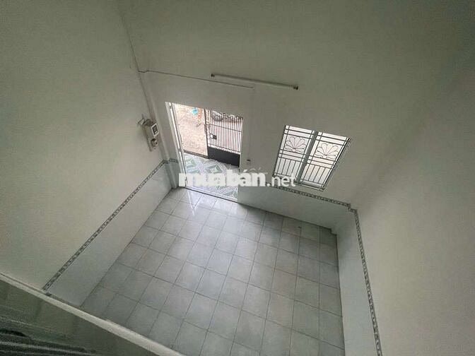 Nhà nằm ngay sát chợ Hiệp Bình chỉ vài bước chân.