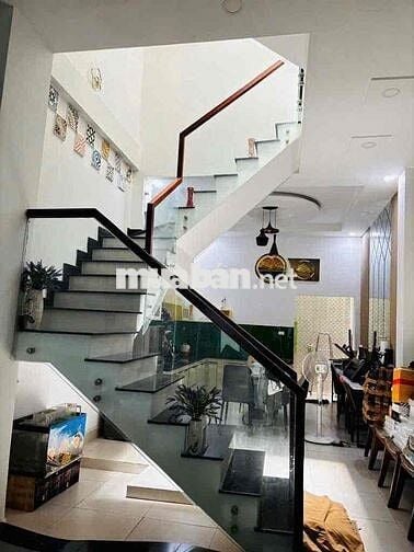GẦN TTTM GIGAMAL NHÀ 2 LẦU 3PN 4WC SÂN Ô TÔ SẴN MÁY LẠNH BÀN GHẾ Ở+ VP