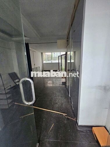 Nhà xinh xắn sân vườn - trung tâm Q1 Bến Thành. Giá chỉ 4x hẻm xe hơi!