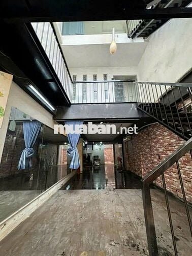 Nhà xinh xắn sân vườn - trung tâm Q1 Bến Thành. Giá chỉ 4x hẻm xe hơi!