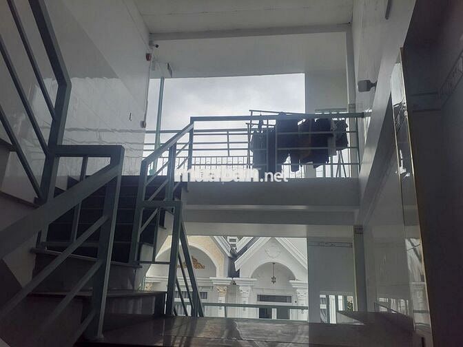 PHÒNG TRỐNG CÓ GÁC 2TR3 CÓ MÁY LẠNH, MÁY NƯỚC NÓNG, NỘI THẤT CƠ BẢN