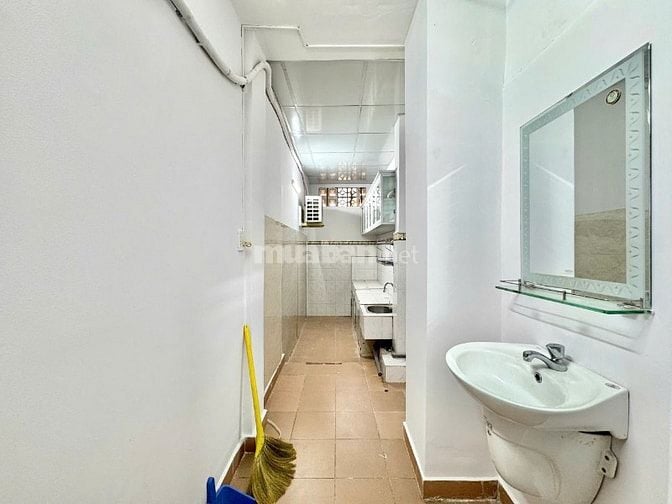 Chính chủ cho thuê căn hộ lầu 1, 80m2, 2PN, Mai Thị Lựu, Quận 1 giá rẻ