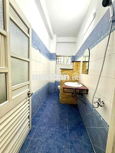 CHO THUÊ 2PN 1WC GIÁ RẺ CỬA SỔ TO, SẠCH SẼ CÁCH UEH CHỈ 1km