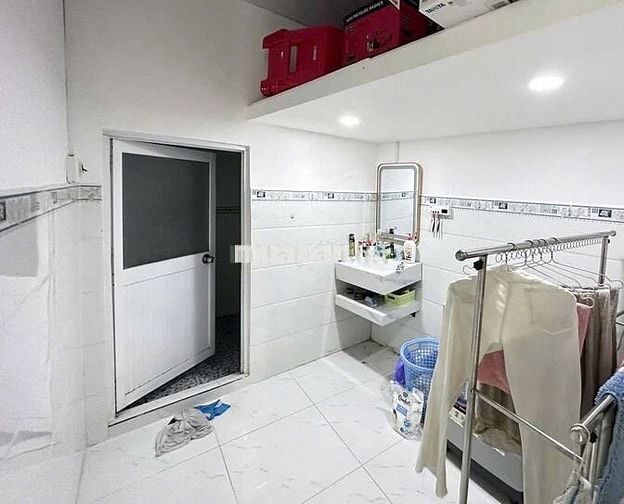 Bán nhà mặt đường 3 phòng ngủ, Quận 7 cũ, nhà mới, đẹp