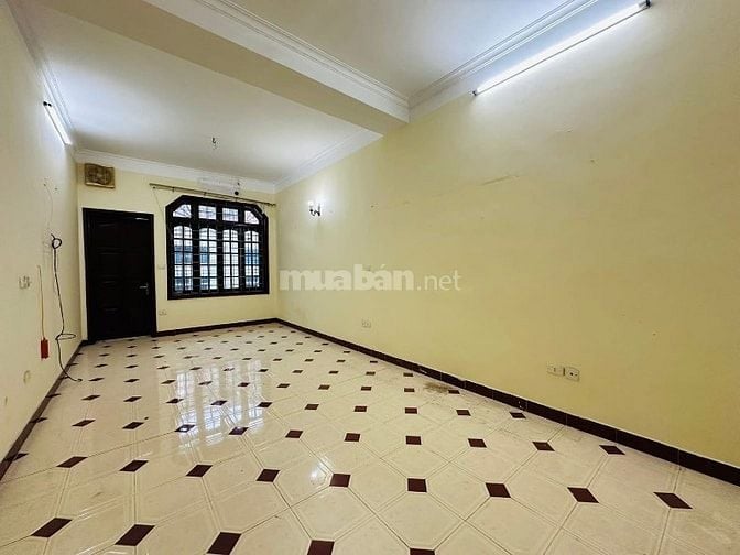 Bán nhà ngay gần đầu phố Vương Thừa Vũ, trên 90m2, phân lô, ít nhà có