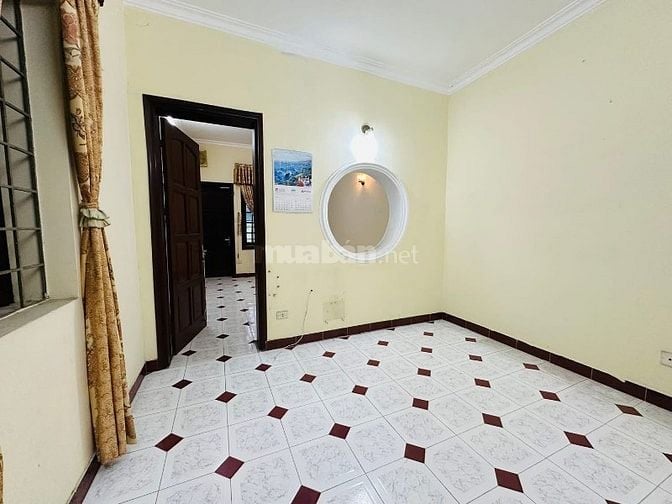 Bán nhà ngay gần đầu phố Vương Thừa Vũ, trên 90m2, phân lô, ít nhà có