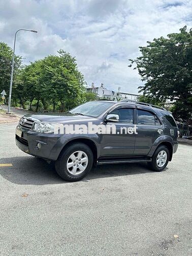 Toyota Fortuner 2010 2.7V 4x4 AT -