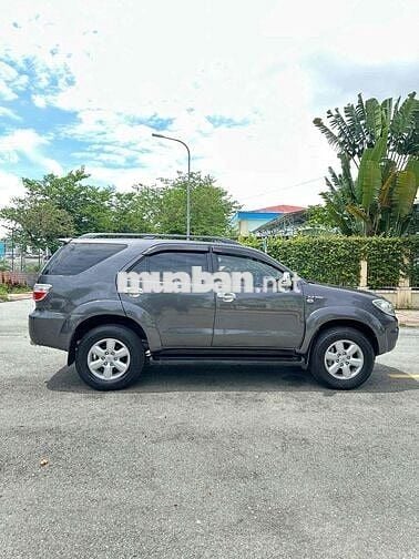 Toyota Fortuner 2010 2.7V 4x4 AT -