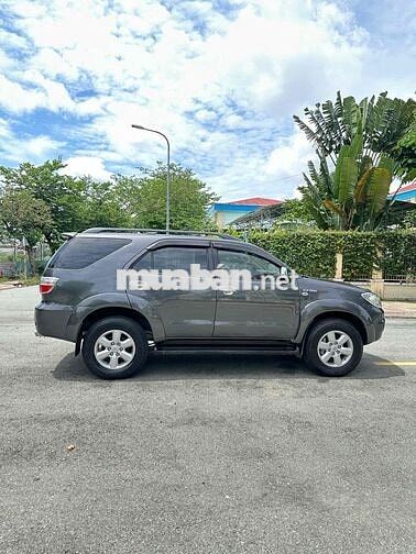 Toyota Fortuner 2010 2.7V 4x4 AT -