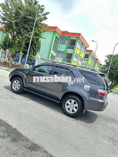 Toyota Fortuner 2010 2.7V 4x4 AT -