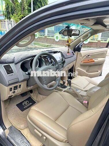 Toyota Fortuner 2010 2.7V 4x4 AT -